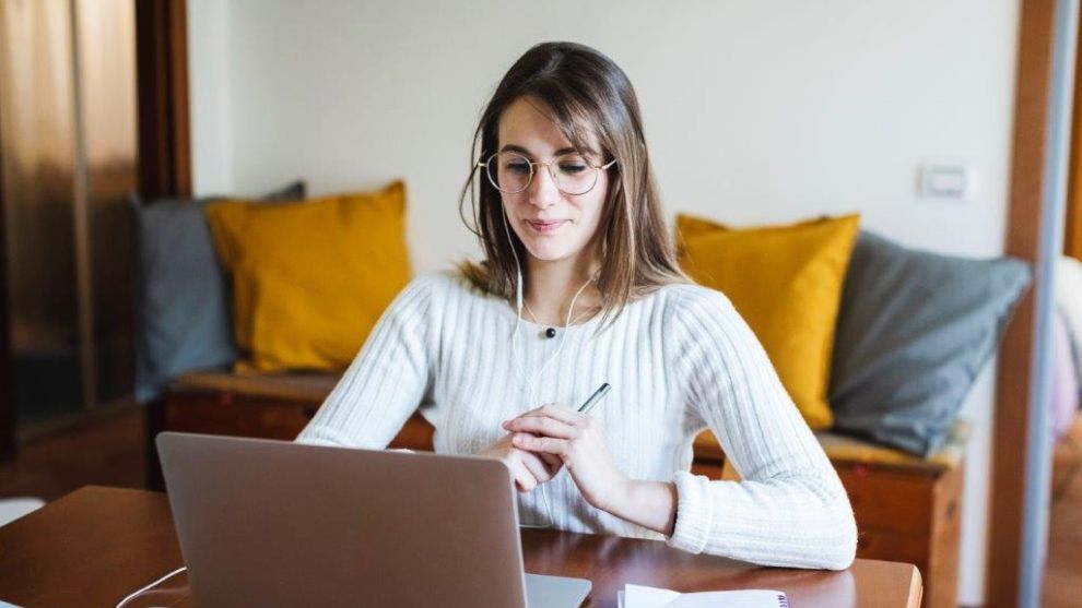 Frau am Laptop