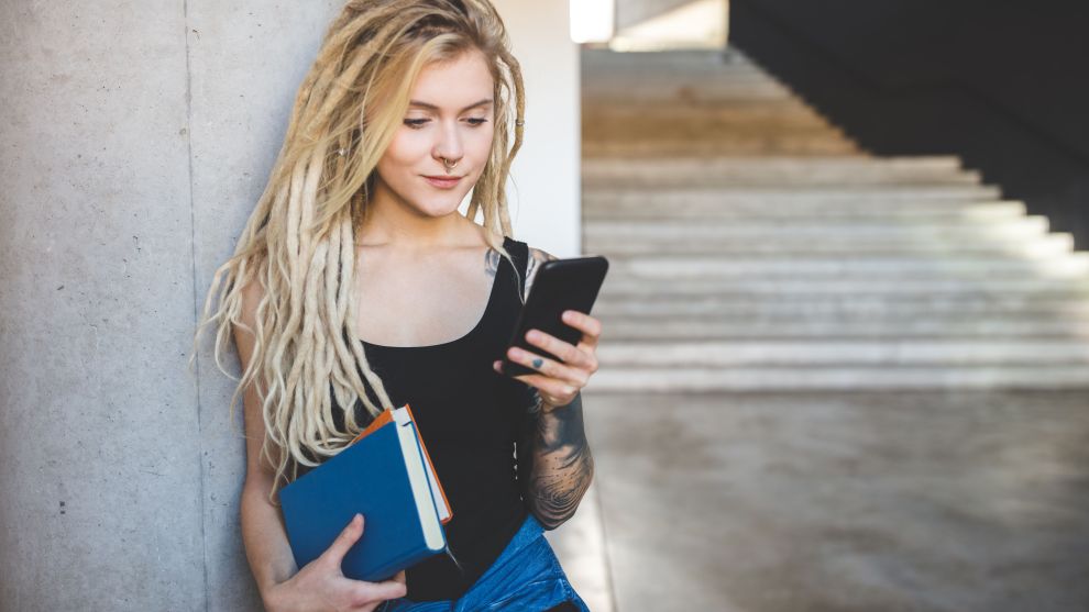 Junge Frau am Handy