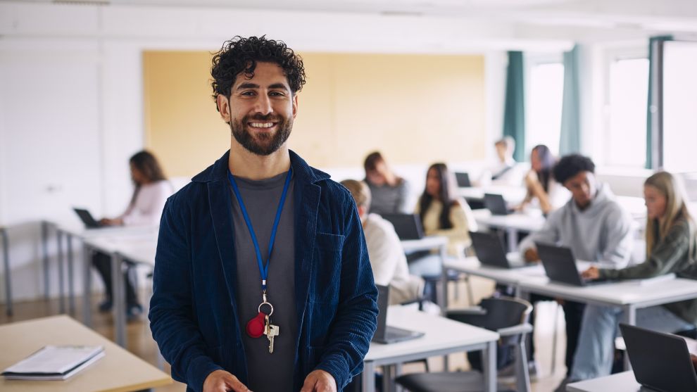 Mann mit Schlüsselbund in der Schule